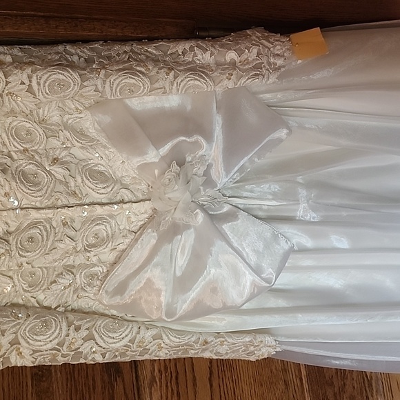 Beautiful Victorian Vtg Wedding gown off the shoulder sold as is - Picture 9 of 13